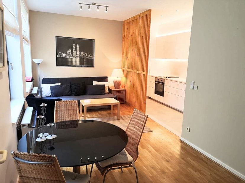 Op een steenworp van de Naamsepoort en het Koninklijk Paleis, charmeert dit appartement van 51 m² door zijn ligging. Gelegen op de derde verdieping in