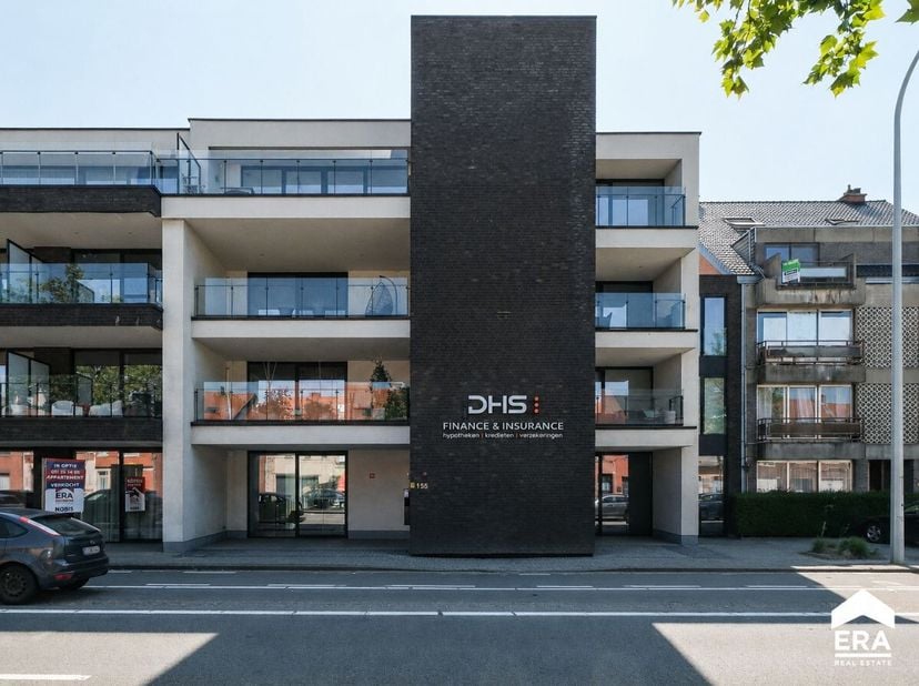 Dit recente handelspand uit 2019 onderscheidt zich door zijn hoogwaardige en luxueuze afwerking. De vele maatkasten, grote raampartijen en hoge plafon