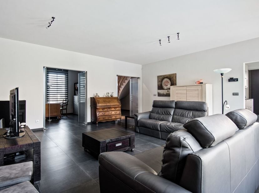 Deze woning is gelegen aan de Oostmallebaan 124A in Zoersel, centraal tussen het centrum van Oostmalle en Zoersel. De woning bevindt zich in een groen
