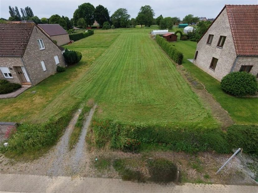 Grand terrain à bâtir de 14a 18ca pour une construction ouverte<br />
<br />
Vous souhaitez construire dans un cadre agréable, offrant espace, calme e