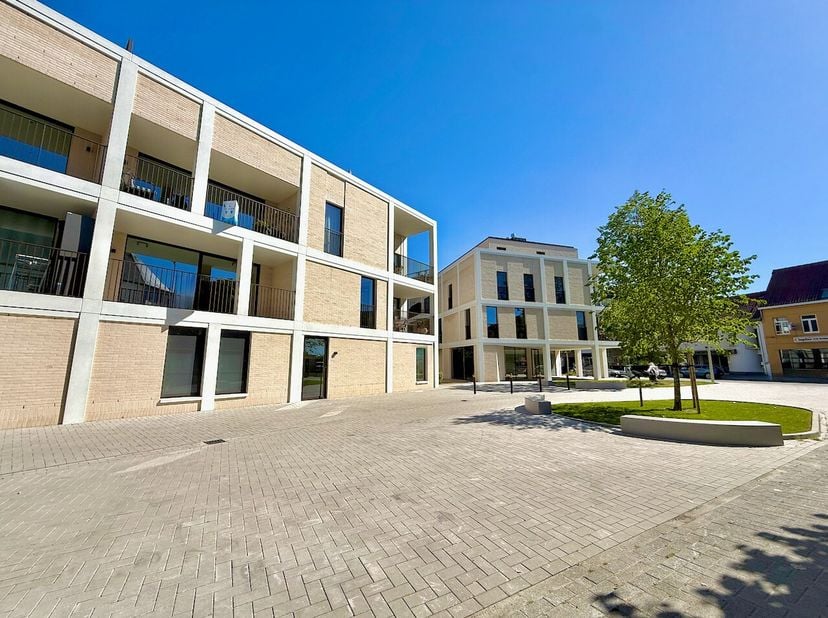 Mail naar chadia@wijsvastgoed.be voor een bezoekaanvraag ! VERHUUR OP LANGERE TERMIJN !<br />
Dit nieuwbouw appartement ligt op een TOPlocatie in het