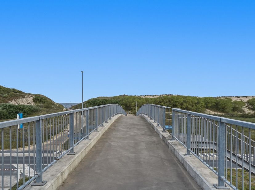 Op zoek naar een ruim en volledig gerenoveerd appartement aan de Belgische kust met zonnig terras? Dit verzorgd appartement in Bredene combineert comf