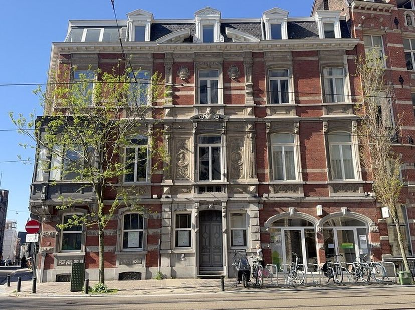 Espace de bureau à louer au rez-de-chaussée d'une maison de maître néo-gothique au cur de Gand. Cet espace de bureau est situé au rez-de-chaussée d'un