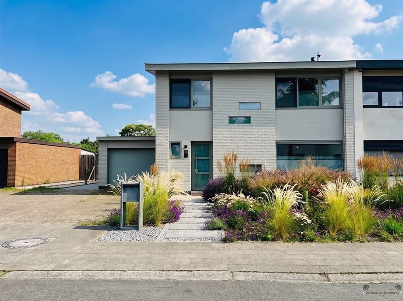 Instapklare, rustig gelegen gezinswoning <br />
Op zoek naar een instapklare woning waar ruimte, comfort en een prachtige tuin samenkomen? Dan is deze