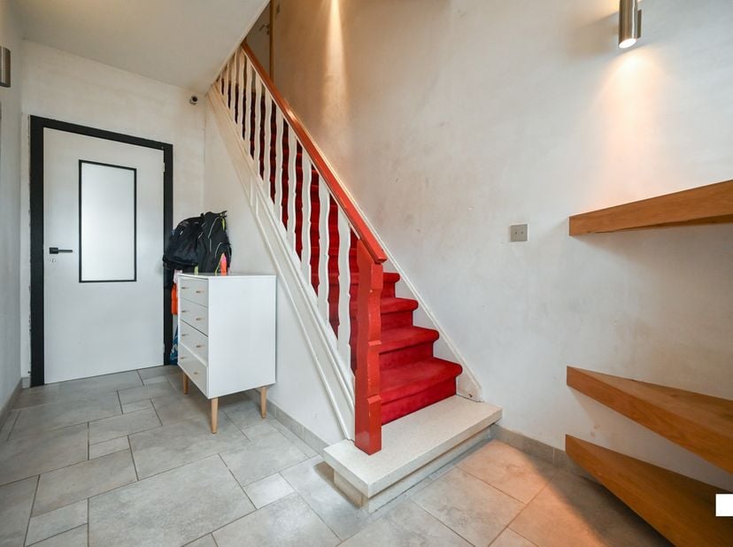 Ontdek deze instapklare, energiezuinige woning genietende van een bewoonbare oppervlakte van maar liefst 202 m² (volgens EPC-attest) gelegen te Izegem
