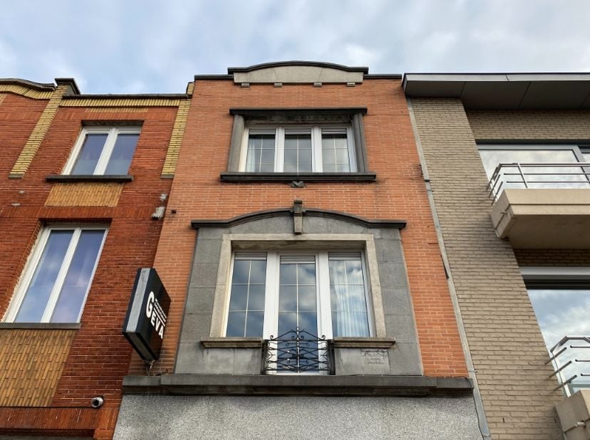 Nabij het centrum van Harelbeke treffen we deze gezellige etagewoning, bestaande uit :<br />
gelijkvloers : inkom met trap + bergplaats voor fietsen e