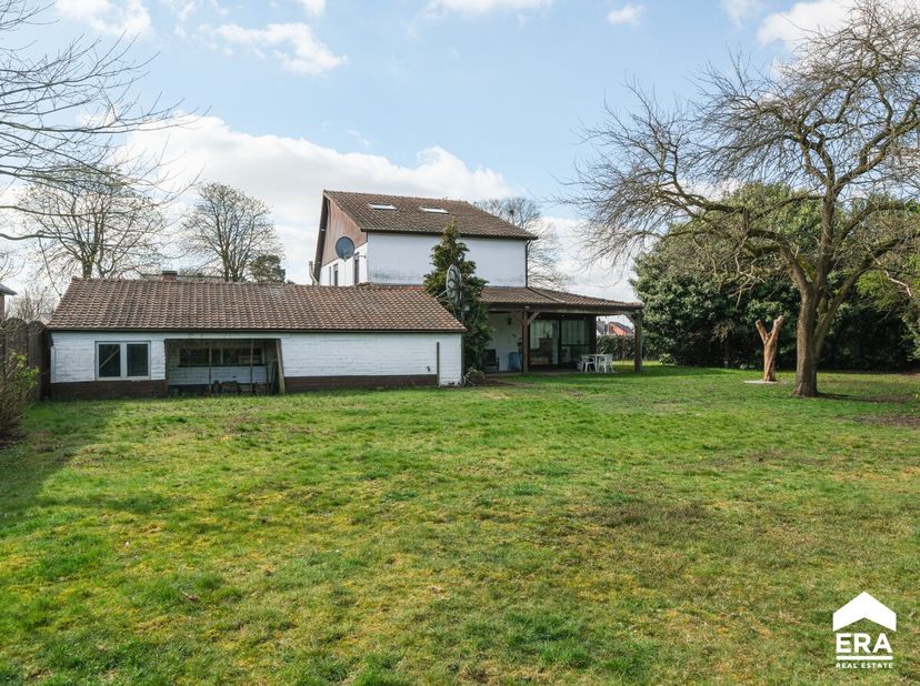 Charmante gezinswoning te Houthalen-Helchteren, gelegen in de rustige Hortensiastraat, op een mooi perceel van 11a. Deze charmante woning uit 1960 bie