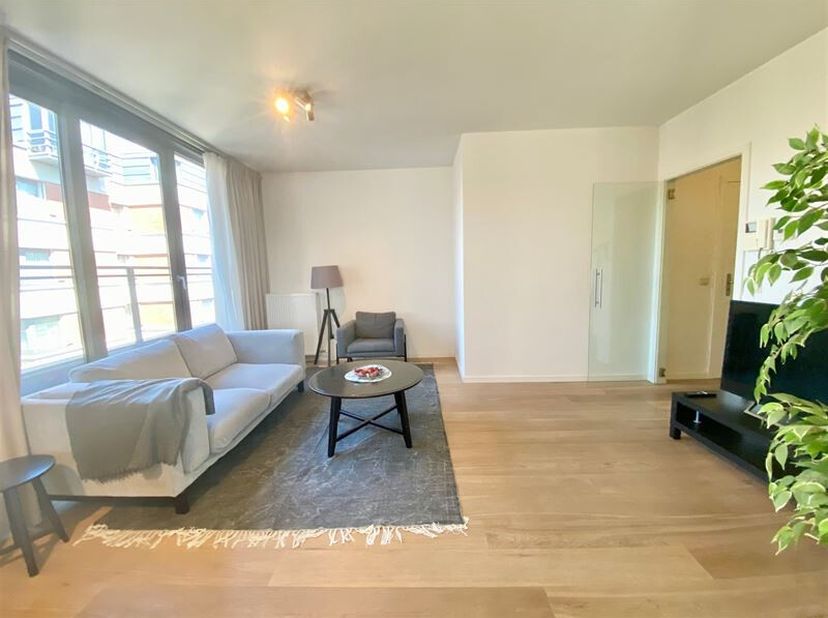 Beschrijving:  gemeubileerd appartement op de vierde verdieping van een modern gebouw gelegen in het centrum van Brussel, in de buurt van het Sint-Kat