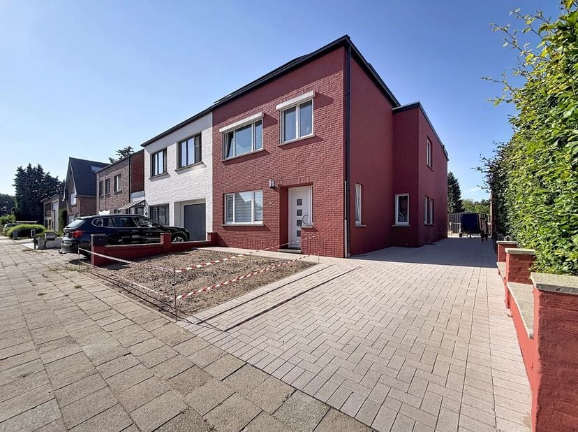 IDEAAL INVESTERINGSPAND!! Momenteel verhuurd voor euro1650/maand.<br />
Deze woning is gelegen te Mol-Gompel.<br />
Op fietsafstand van het centrum va