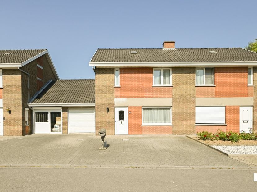 Deze verzorgde, te renoveren eengezinswoning is gelegen op een perceel van 285 m² en geniet van een rustige en kindvriendelijke ligging in een doodlop