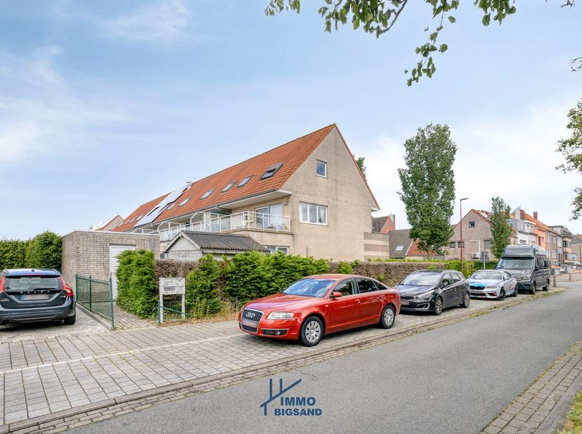 Richtprijs 349 000 EURO. Dit gelijkvloers appartement is gelegen in een rustige wijk te Oostende, slechts enkele minuten van de zee. Dit appartement i