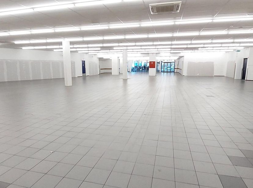 Winkelruimte te huur van 1000m² in het centrum van Kortrijk, met bijhorende parking.<br />
Gelegen aan den "Appel".<br />
-Volledig betegeld<br />
- A