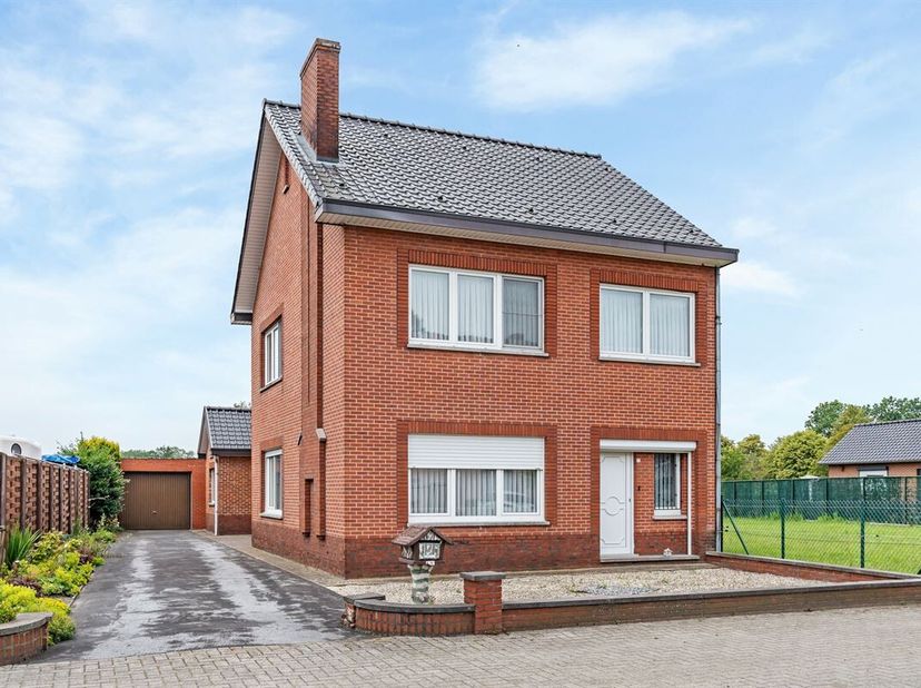 Deze woning is rustig gelegen met een weids uitzicht op de achterliggende weilanden. Hier geniet u dagelijks van rust, ruimte en privacy, terwijl u te