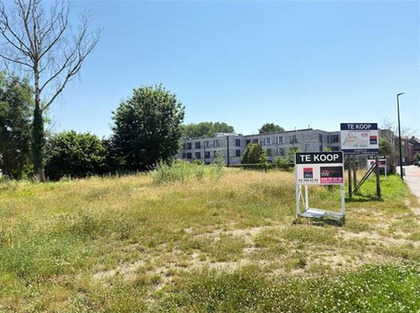 PERCEEL BOUWGROND MET OPPERVLAKTE VAN 494 M² VOOR HALFOPEN BEBOUWING.<br />
 Het perceel is gelegen in het centrum van het landelijke Baardegem (Aalst