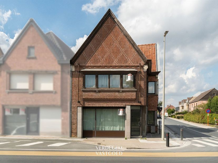 Situation<br />
Immeuble d'angle bénéficiant d'un emplacement bien visible au centre de Sleidinge, juste en face du centre culturel et à quelques pas