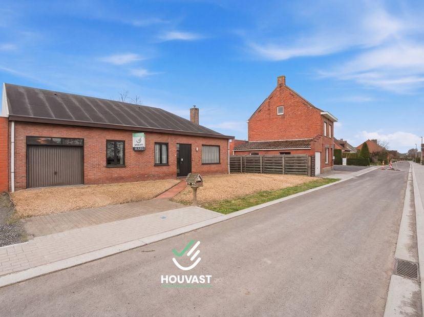 Deze bungalow is gelegen in het hart van het pittoreske Woesten, een deelgemeente van Vleteren, op korte afstand van Poperinge en Ieper. Dankzij de ru
