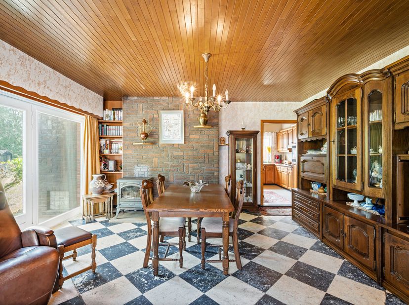 Te renoveren woning op een ruim perceel van 1.828 m² in een groene omgeving te Balen. Deze compacte gezinswoning beschikt over een inkomhal, leefruimt