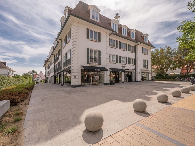 Prachtig gelegen pied-à-terre op een absolute toplocatie in de Kustlaan, op slechts enkele stappen van het strand en de zee. Indeling: lichtrijke woon
