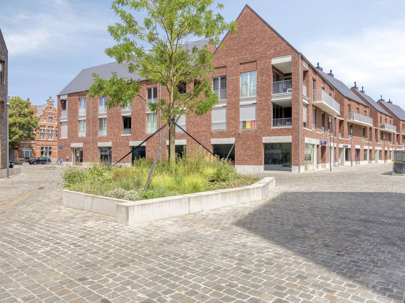 Vous recherchez un espace commercial ou un bâtiment de pratique idéalement situé à Louvain ? Alors cette propriété commerciale polyvalente d'environ 3