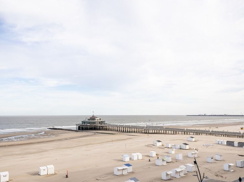 Blankenberge: Doorlopend 1-slaapkamerappartement met zeezicht en terras te koop Op de 6e verdieping van residentie "Les Algues" op de Zeedijk van Blan