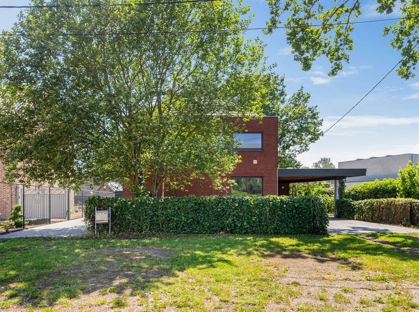 Ligging:<br />
Deze woning is rustig gelegen aan Wilbroek 37 in Paal, omringd door groen en met een aangename, landelijke sfeer. Hier geniet u dagelij
