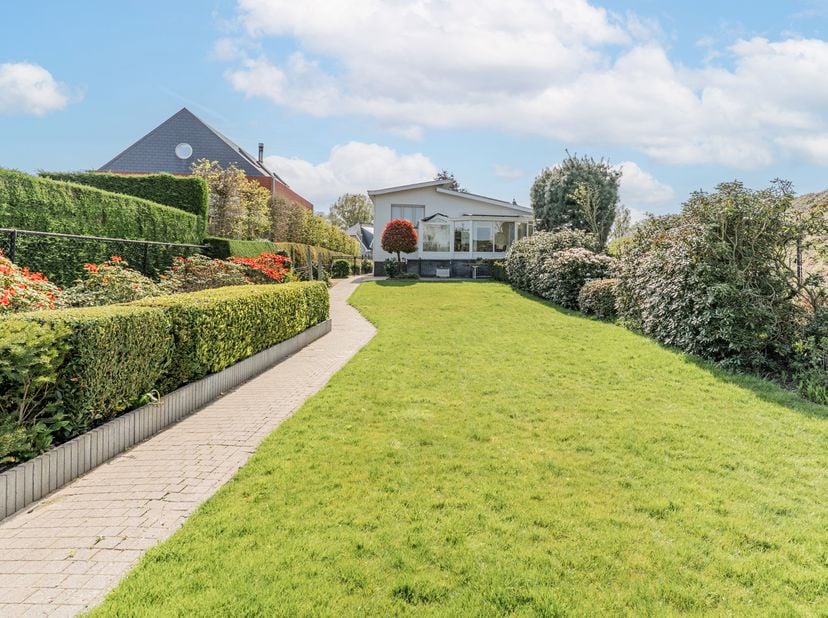 Rust, ruimte en comfort op een prachtige landelijke locatie<br />
Bent u op zoek naar een ruime gezinswoning waar rust, licht en groen centraal staan?
