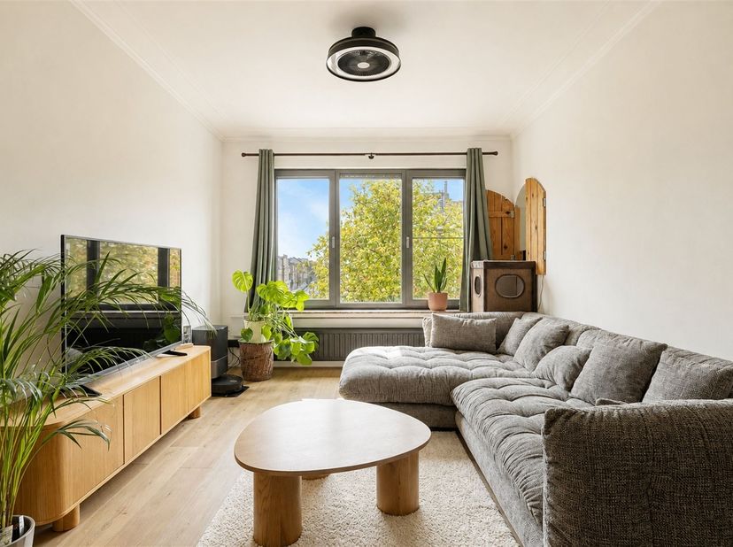 Dit instapklare appartement staat te koop aan de Antwerpsestraat pal in het centrum van Mortsel. Wonen in het centrum biedt een maximale bereikbaarhei
