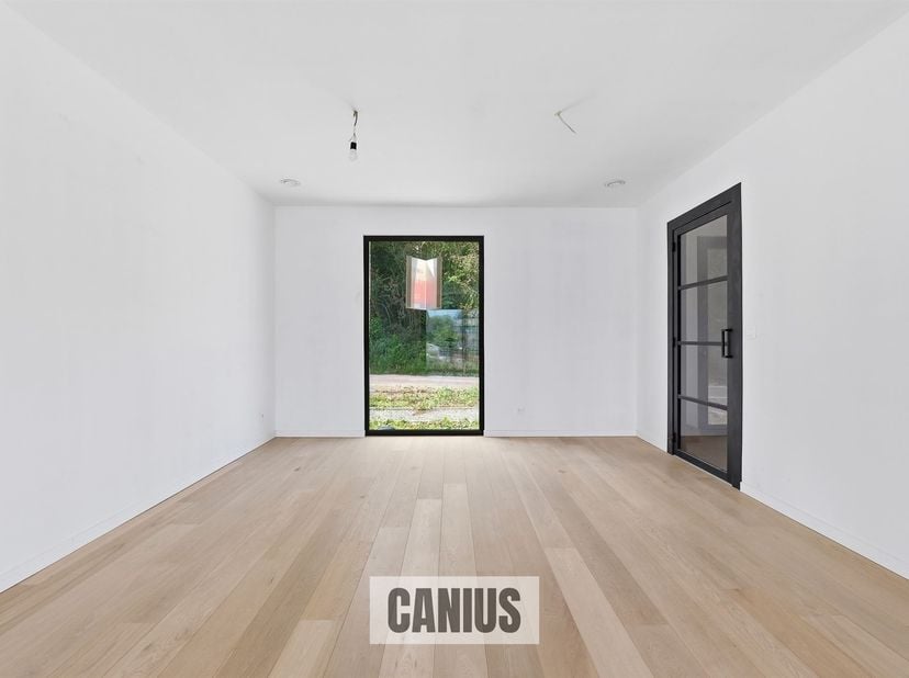 NIEUWBOUWWONING - 4 SLPKS - CARPORT EN KELDER<br />
<br />
Ben je op zoek naar een idyllisch thuis in een charmante omgeving? Dan verwelkomen we je