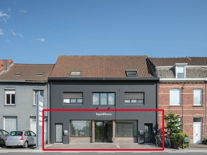 Instapklaar handelspand met magazijn (70 m²) en ruime parking te huur op zichtlocatie in Kortrijk.<br />
<br />
Langs de drukke Gentsesteenweg in Kort
