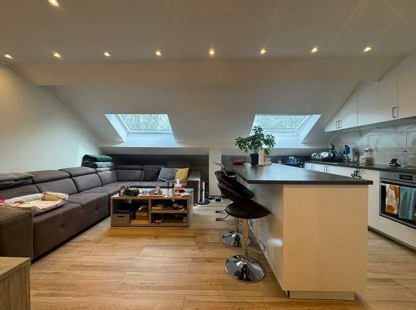 Situé au 4ᵉ étage d’un immeuble idéalement localisé Avenue de la Basilique à Berchem-Sainte-Agathe, cet agréable appartement séduira par sa luminosité