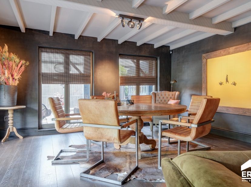 Stap binnen in een woning waar stijl, sfeer en kwaliteit perfect samenkomen. Deze woning aan de Brugstraat in Oevel werd met veel oog voor detail inge