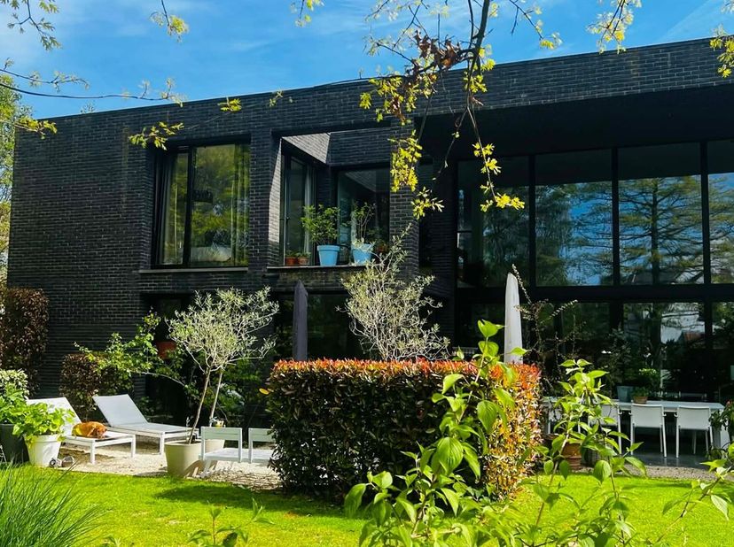 Bent u op zoek naar een unieke woonst waar licht, ruimte en privacy samenkomen? Lees dan zeker verder!<br />
<br />
Deze ruime open villa van 15 x 1