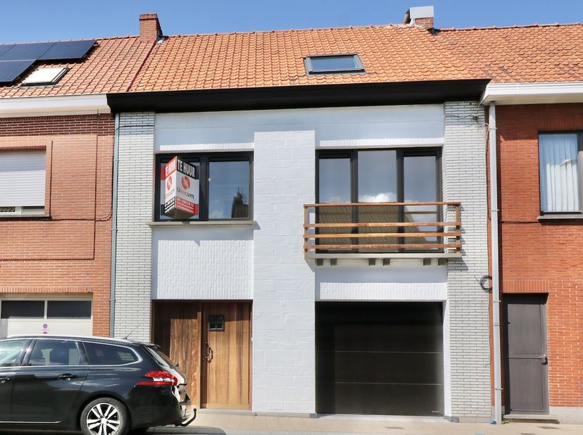 Deze prachtige woning is een ware streling voor het oog. De woning is volledig gerenoveerd met een schitterende combinatie van rustieke en moderne ele