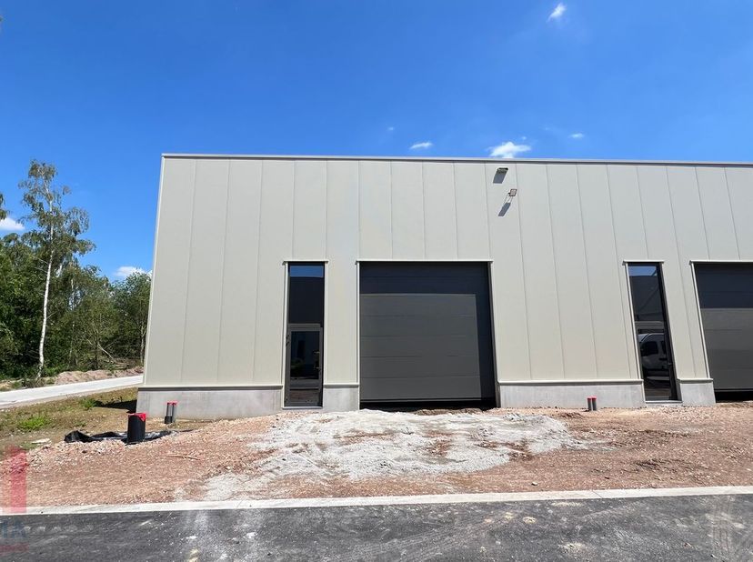 Duurzame KMO-unit&amp;nbsp;van 205 m², samenvoegbaar tot een totale oppervlakte van 2.460 m², te koop.<br />
<br />
De site is strategisch gelegen vlak bi