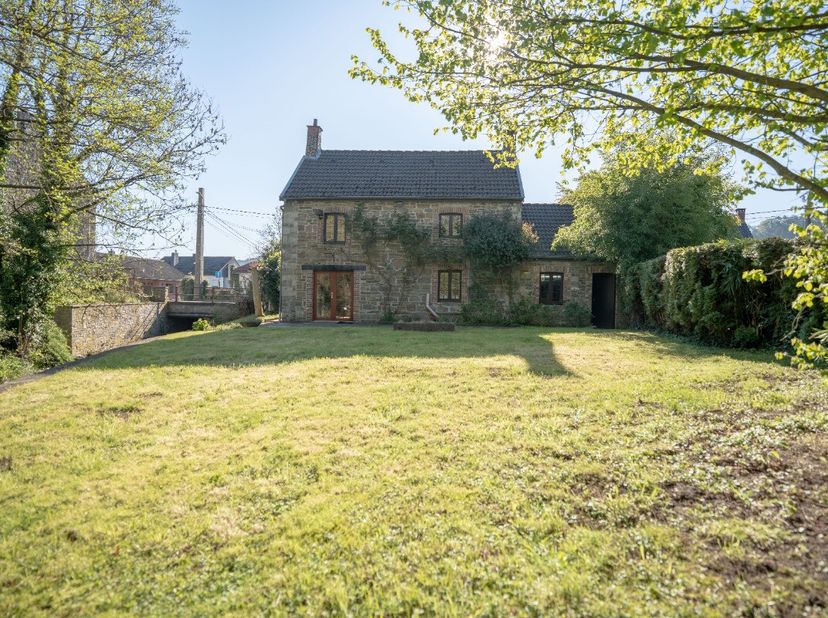 Het vastgoedkantoor ERA B-LUX heeft het genoegen u deze charmante, vrijstaande woning in natuursteen voor te stellen, ideaal gelegen in het mooie dorp