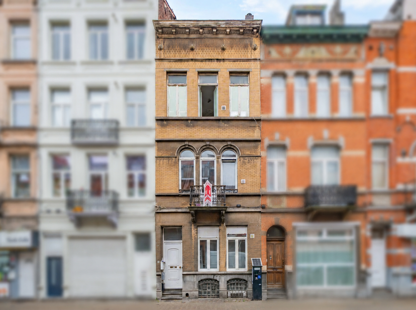 EasyHome heeft het genoegen u deze eengezinswoning van 188 m² voor te stellen, ideaal gelegen aan de Eloystraat 16 te 1070 Anderlecht, met bijzonder i