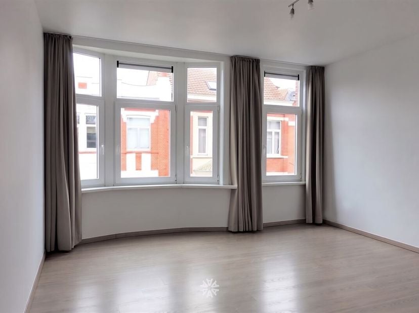 GENT - Paul Fredericqstraat 98: Op zoek naar een instapklaar appartement te huur nabij station Gent? Dan is dit pand mogelijk iets voor u.<br />
De be
