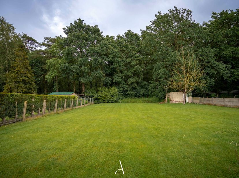 Deze charmante woning is gelegen op een perceel van 1.106 m² met een perceelbreedte van ca. 18 meter, in het geliefde gehucht Schootsheide ("de Hei" i