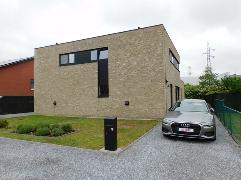 Deze prachtige halfopen woning is gelegen langs de Schapenstraat te Paal, op slechts enkele minuten van zowel het centrum van Paal als de autosnelwege