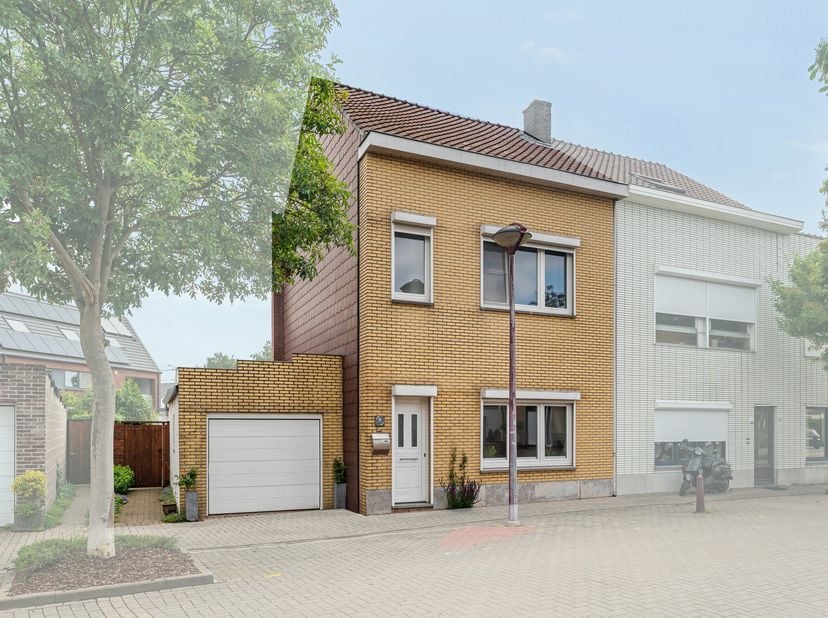 Instapklare, halfvrijstaande gezinswoning met 3 slaapkamers en een inpandige garage in het idyllische centrum van Kanne. Het witte dorp, gekenmerkt do