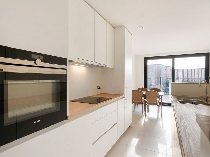 Ontdek dit prachtige gelijkvloerse BEN-appartement in het rustige en groene Oosteeklo. Het appartement is royaal ingedeeld en beschikt over grote raam