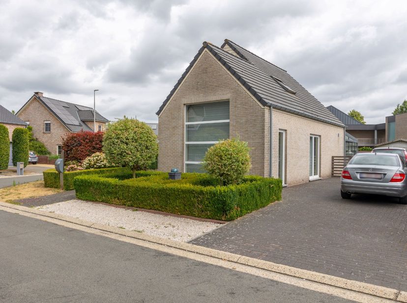 Instapklare gezinswoning te koop!<br />
<br />
Troeven:<br />
- Gebouwd in 2001<br />
- GEEN renovatieverplichting (EPC label C)<br />
- Volledig inst