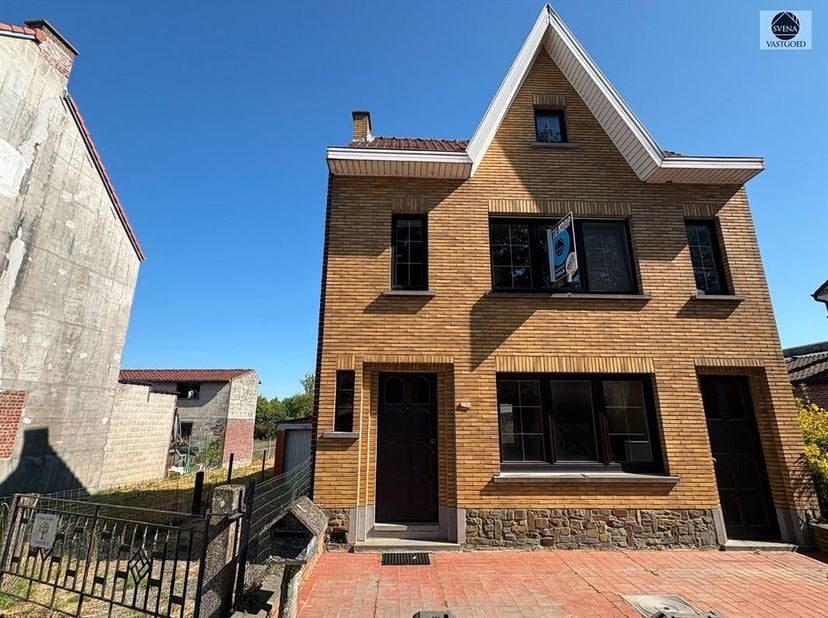 !!!VENDU!!!<br />
TRÈS JOLIE MAISON PARTIELLEMENT RÉNOVÉE<br />
Prix sur demande<br />
Très jolie maison partiellement rénovée avec garage et jardin.<