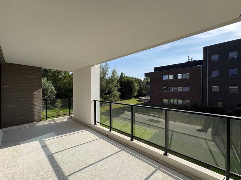 Ligging<br />
Dit nieuwbouwappartement bevindt zich in een nieuwe residentie in Oostakker, op een rustige ligging met aangenaam zicht op het groen. Te
