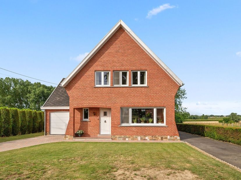 Deze open bebouwing is gelegen in het rustige Oplinter waar je de hele dag kan genieten van een adembenemend zicht op de velden. De woning beschikt ov