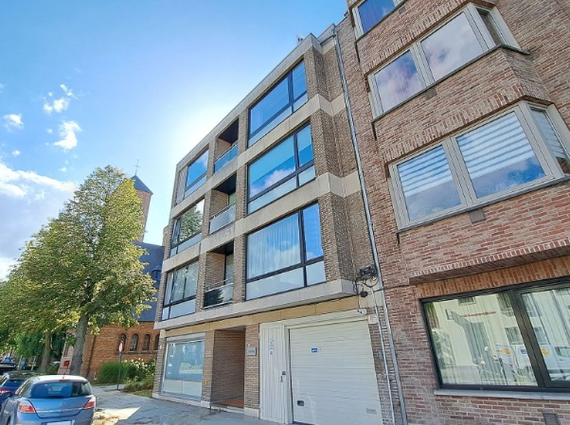 GARAGE te huur in residentie Canada op een uitstekende ligging in Kristus-Koning, een aangename en gezinsvriendelijke residentiele woonwijk vlakbij he
