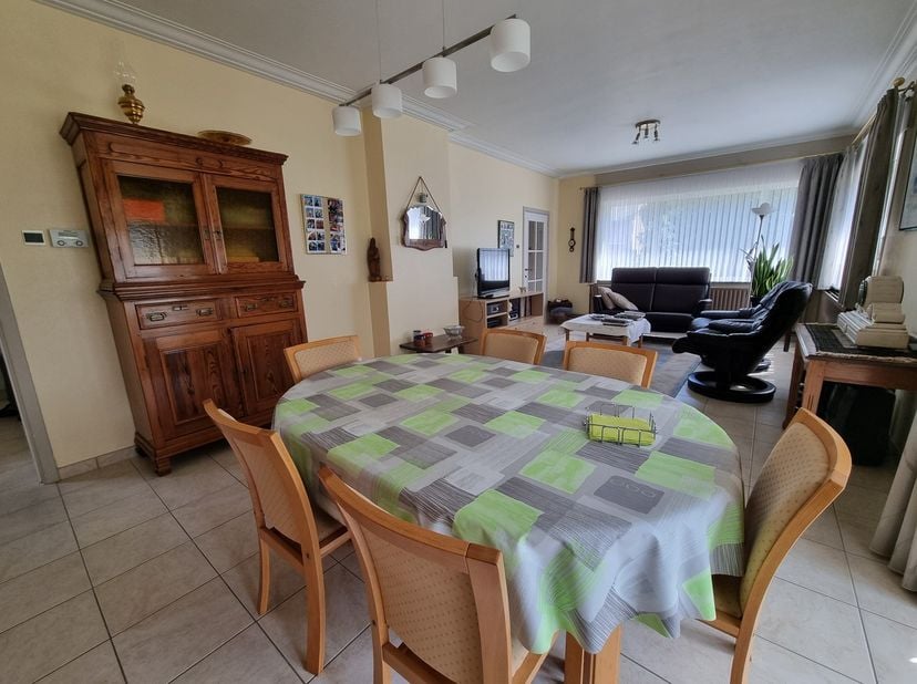 Zeer ruime, instapklare woning met 4 slpks op een prachtig perceel van 16a33ca, met een straatbreedte van 30m, gelegen op wandelafstand van Zonhoven-c