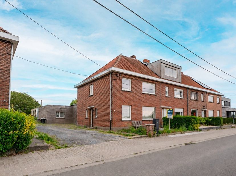 Welkom in deze halfopen bebouwing gelegen vlakbij het centrum van het landelijke Heestert. In de nabijheid vindt u tal van faciliteiten terug, zoals s