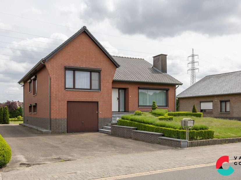 Landelijk gelegen split-level woning met een zeer ruime woonoppervlakte en een riant perceel van 20 are 72 ca.<br />
Deze woning biedt een zeer goede
