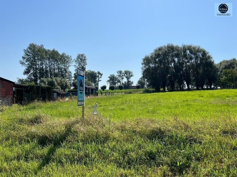 TERRAIN D'UNE SUPERFICIE DE 14 ARE 61 CA<br />
Prix indicatif 149.000 euros<br />
Ce terrain situé au calme, à côté du n° 30, est propice à la const
